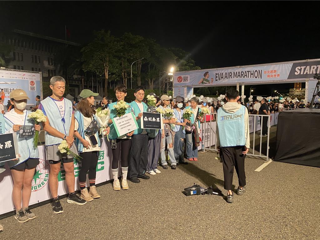 空服員工會赴長榮馬拉松鬧場 一度闖入賽道