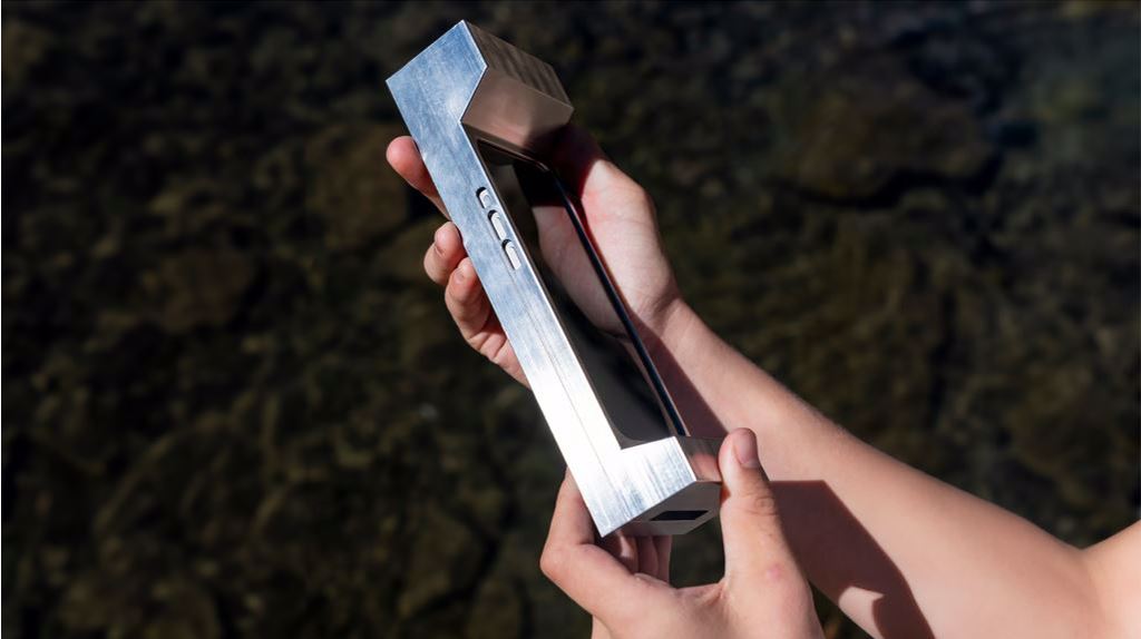 累到不想滑！新創推「2.7公斤重」手機殼 讓你忍不住放下手機