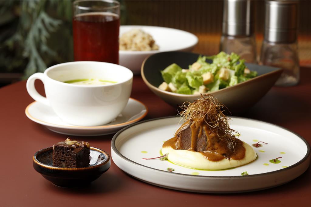 國聯飯店板石咖啡廳 10月底前889晚間套餐四人同行一人免費