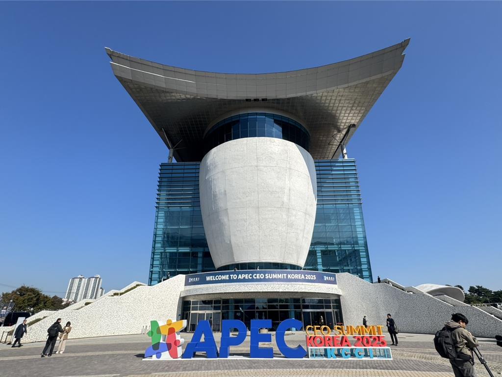 APEC直擊》川普飛抵釜山  前往企業領袖會議  今見李在明、黃仁勳