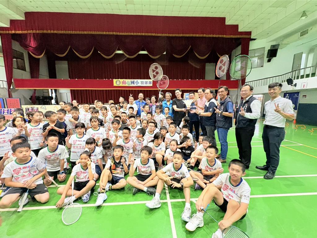 台中南屯國小羽球隊再奪「YONEX」銀牌 運彩公會與立委捐贈3,600顆羽球 盼催生下個「李洋」