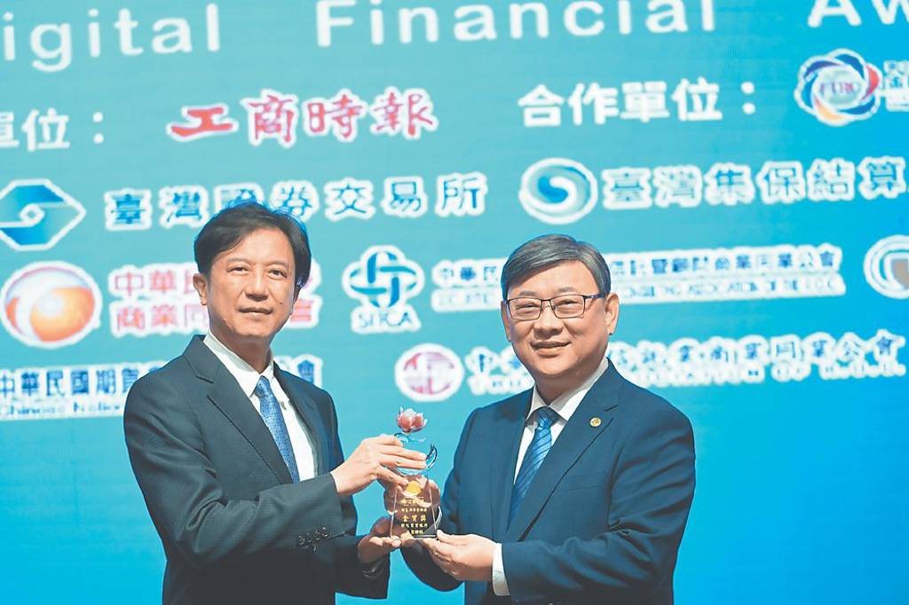 2025數位金融獎》彰銀 綠色淨零金融金質獎落袋