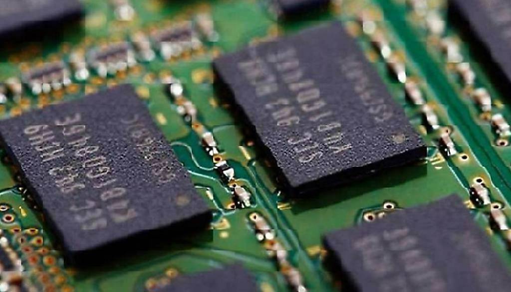 AI沒了「它」就等於零!記憶體「退役產品」為何成為要命短料?連輝達、思科CEO都親自打電話搶「DDR4」