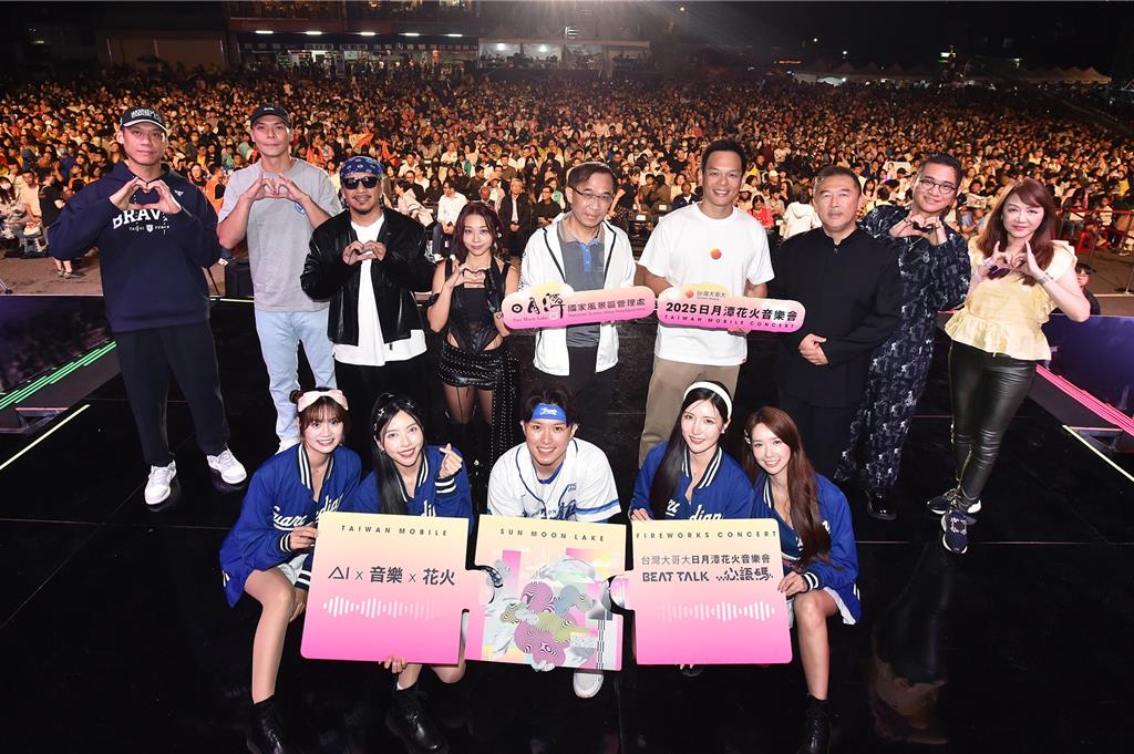 台灣大日月潭花火音樂會 3.5萬人齊聚