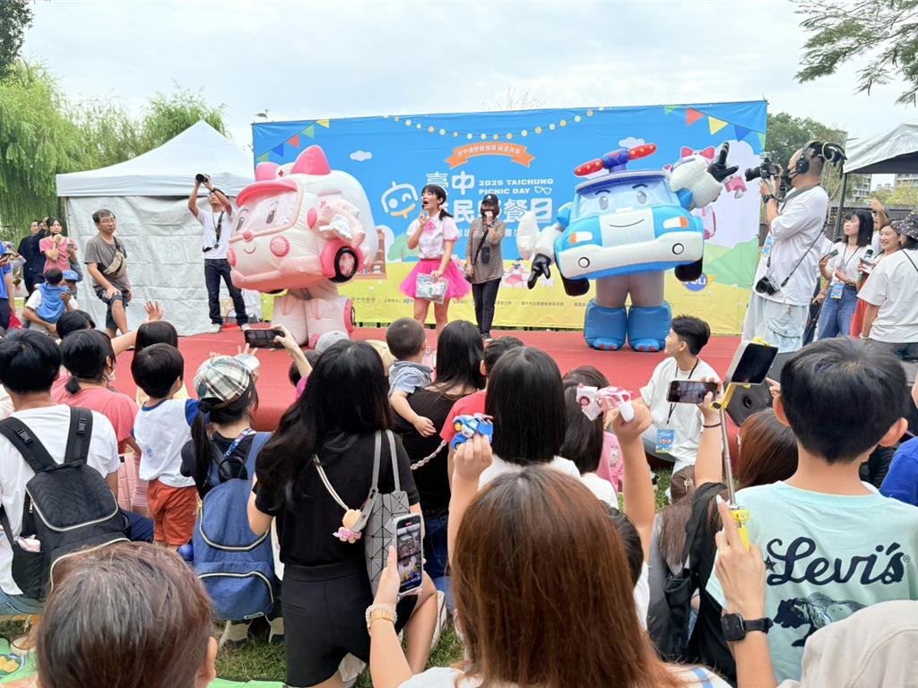 台中野餐日湧入數十萬人！東區結合台中通APP、閱讀與波力同樂