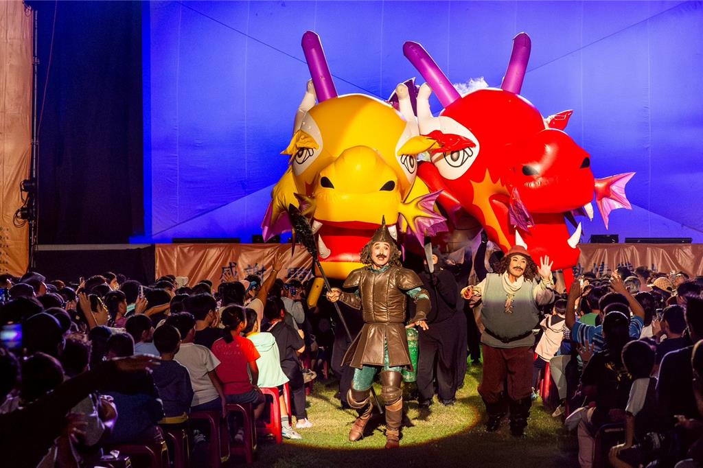 紙風車《台灣幻想曲》10/24晚間於台中市大同國小登場,吸引三千多位親子觀眾參與,現場氣氛熱鬧溫馨。圖/業者提供