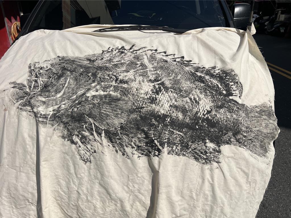 影》3分鐘搏大魚！「怪物級」130斤龍膽石斑上鉤 釣友慷慨分享