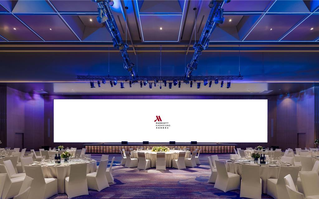 高雄萬豪酒店「迎光翱翔2026跨年派對」 林凡、林芯儀實力派天后浪漫獻唱