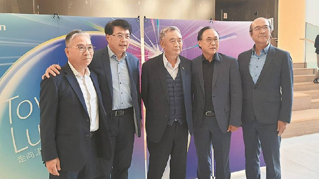 信邦揪宇隆 啖人形機器人商機