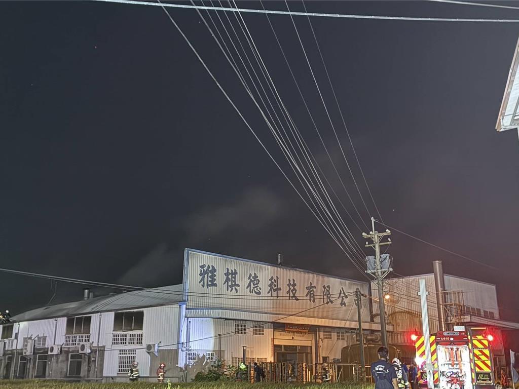台中市大雅區昌平路四段一處塑膠工廠5日晚間發生火警，濃煙夾雜刺鼻塑膠味瀰漫多區。（圖／台中市政府）
