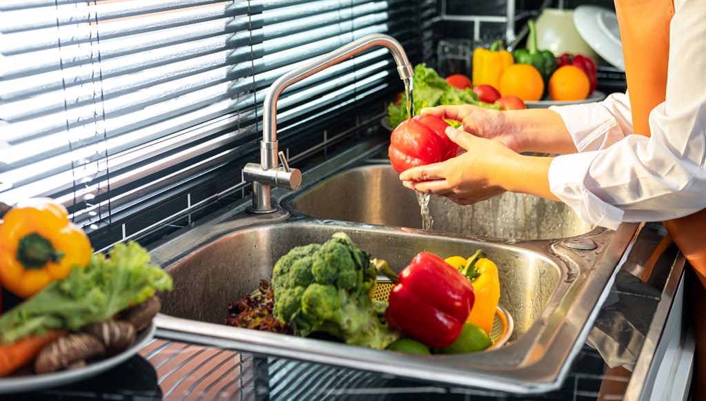 遠離農藥危害!專家教你正確洗菜:先洗根部,再沖葉片