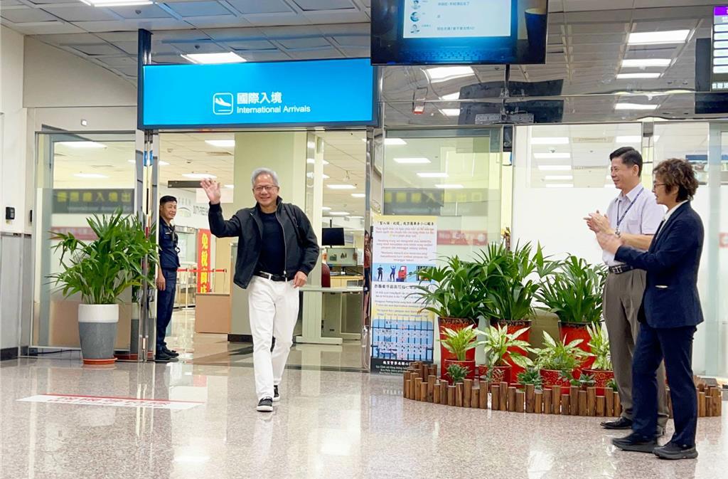 飛抵台南機場粉絲爆棚 黃仁勳人氣超旺 百公尺走了20分鐘