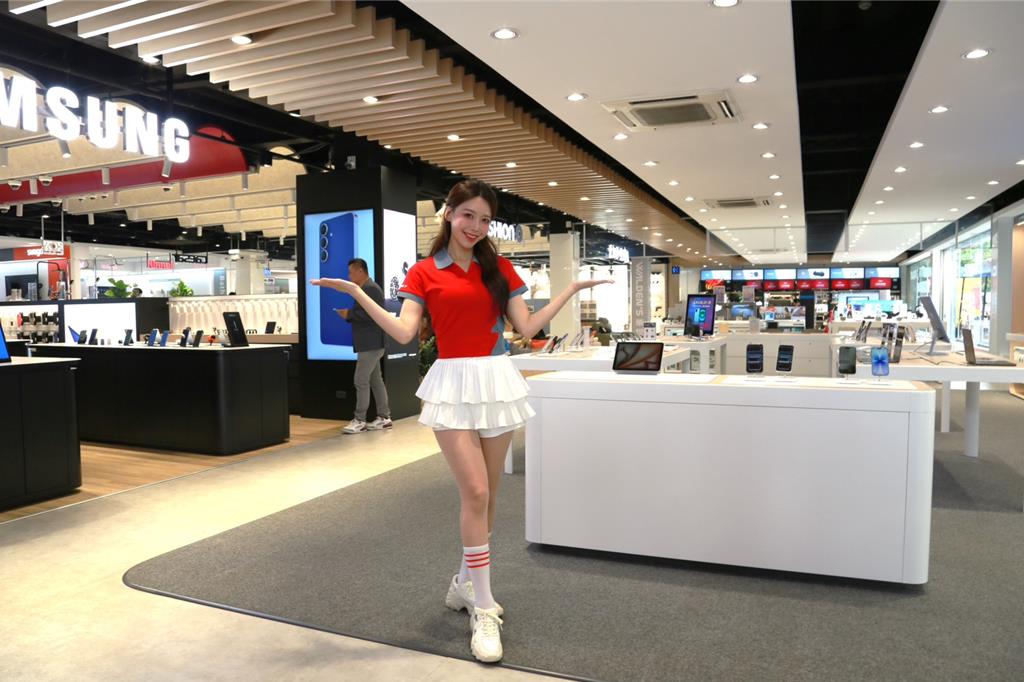 全國電子最大分店開幕 應援女神李雅英當一日店長