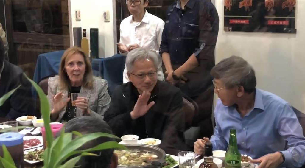 黃仁勳快閃台南不忘大啖牛肉爐 與魏哲家現身永康名店
