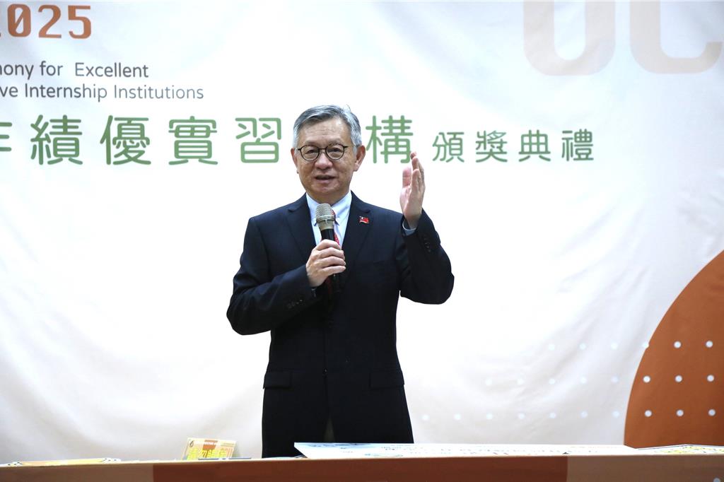 僑光科技大學校長余致力，7日在該校2025第六屆產學合作績優實習機構頒獎典禮中致詞。圖／僑光科大提供