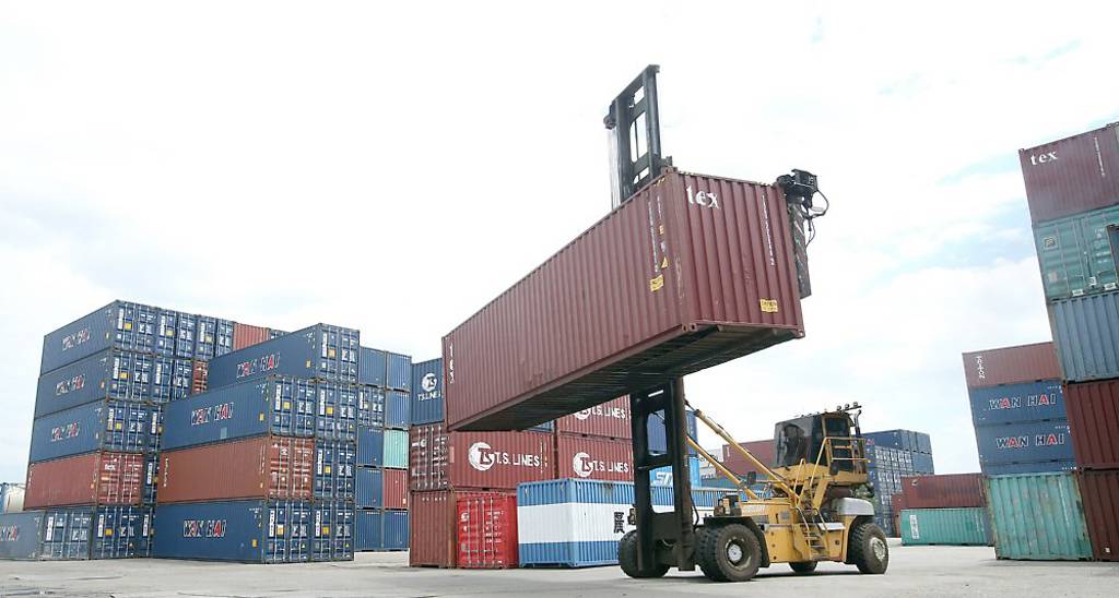 貨櫃雙雄10月營收年減逾3成