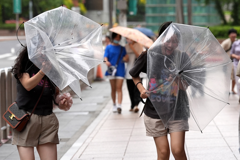 不斷更新》共伴效應豪雨彈狂炸 花蓮明放颱風假
