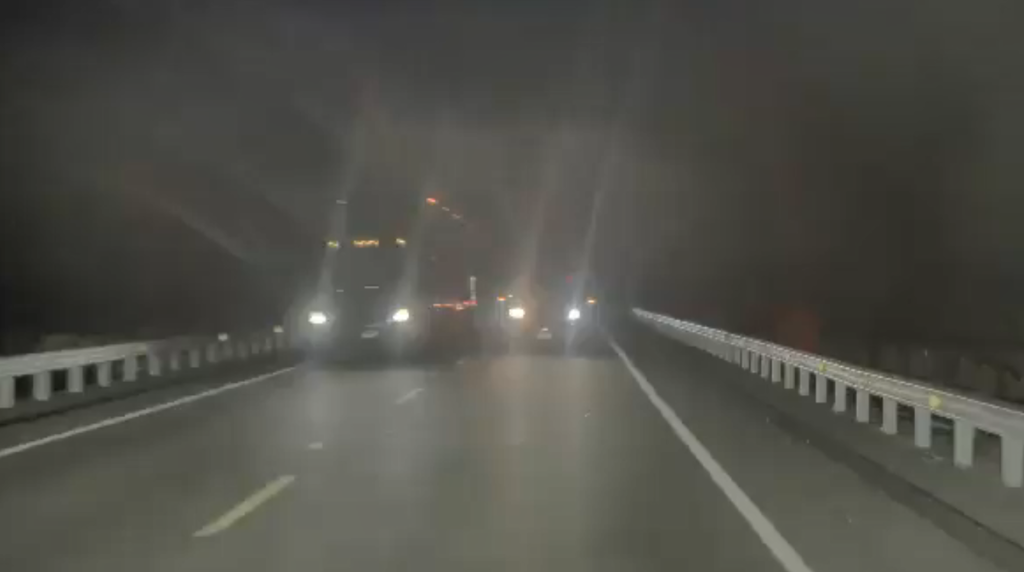 美國公路上突遇高速逆向 自動駕駛秒閃救了他一命