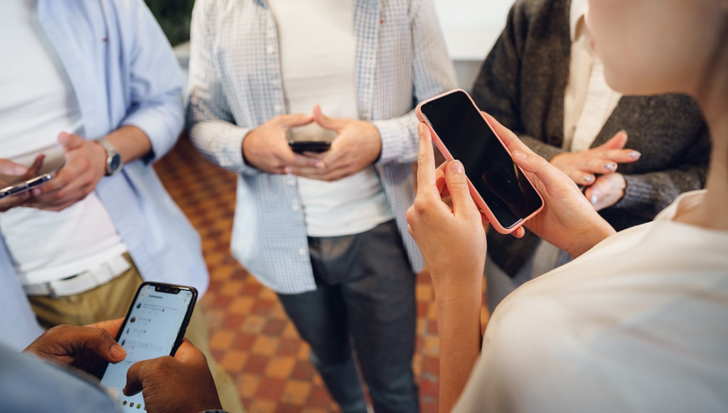 手機越滑越自卑!比較心如何耗損催產素?