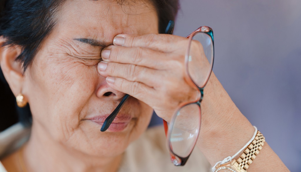 視力模糊不單純！眼科醫師警告：白內障可能悄悄偷走認知能力