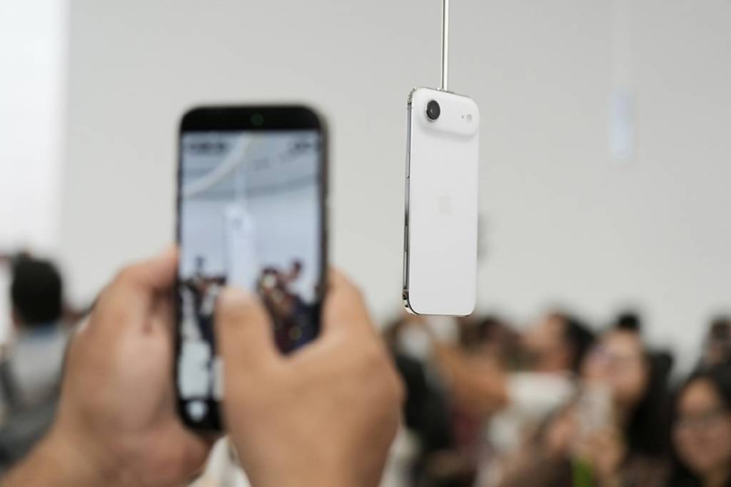 iPhone Air賣不動 新一代產品傳卡關