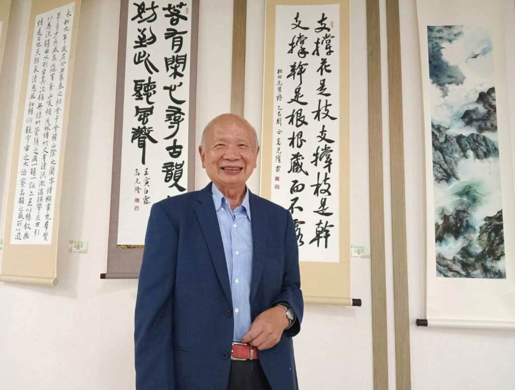 企業聞人暨書法名家高光隆與其展出的書法作品合影。圖/許俊揚