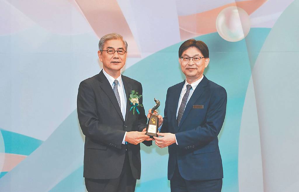 金彝榮耀‧創新永續》華南永昌證黃進明 摘傑出企業領導人才