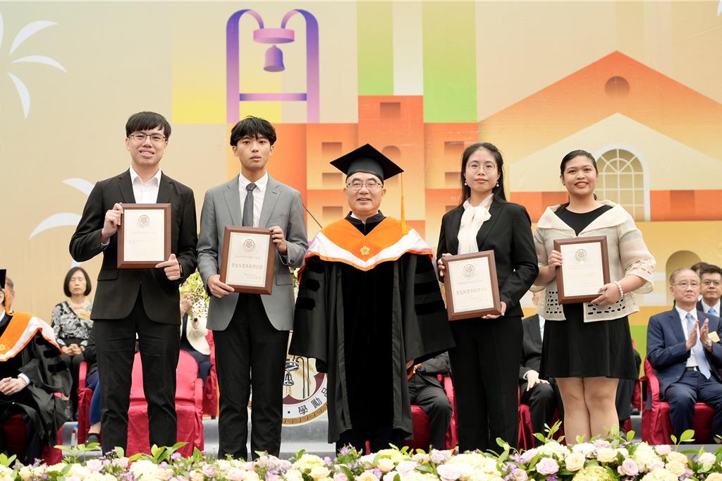 臺大校慶 頒授光寶科技創辦人宋恭源名譽博士