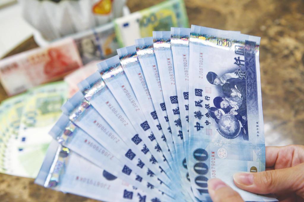 普發現金ATM領現17號上路！中華郵政：派員協助、規劃動線