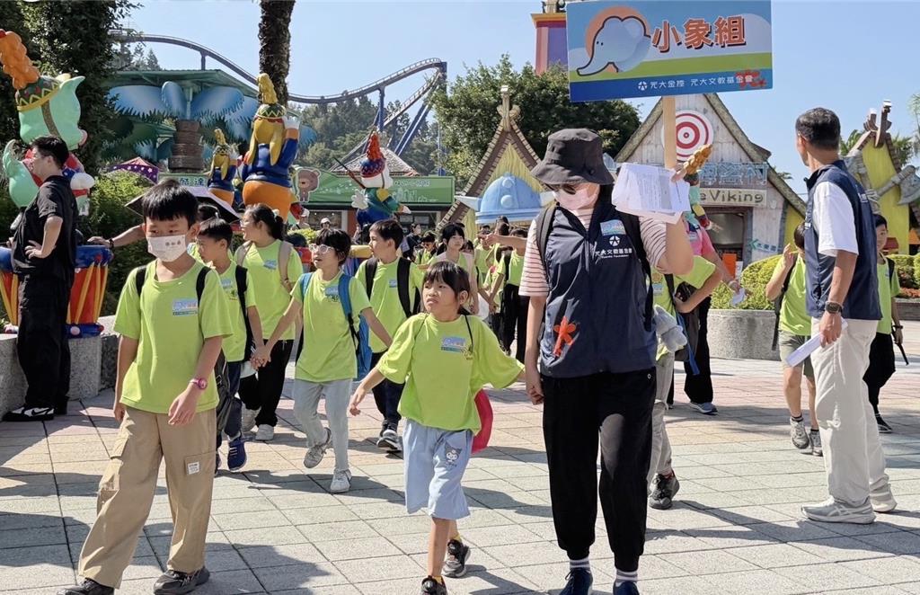 元大志工陪伴學童 幸福日14年送暖逾9,000份大禮包