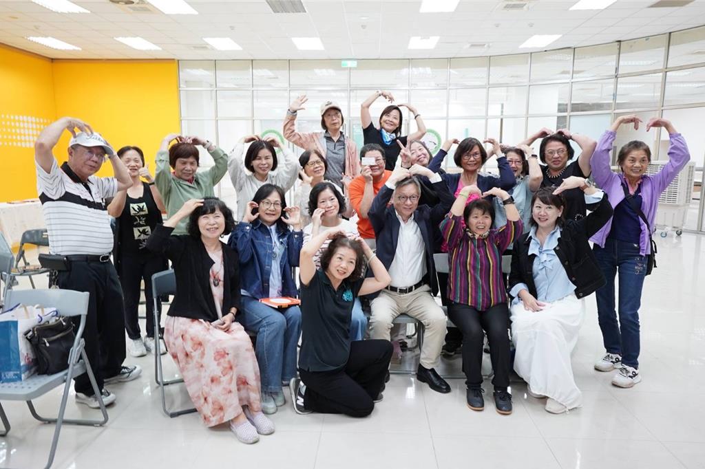 中市「銀向學習2.0」 僑光科大助中高齡長者玩轉AI創意