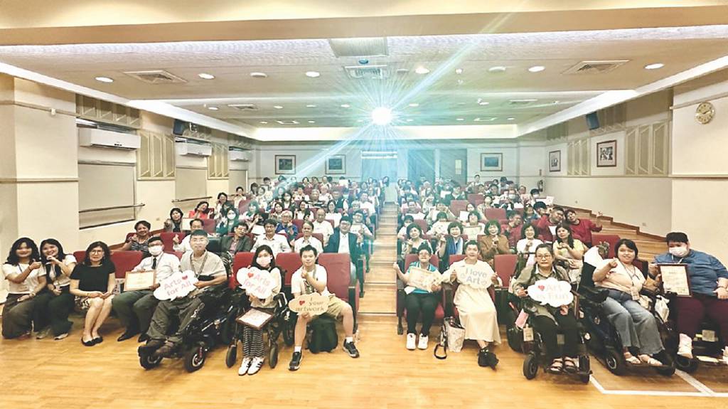 畫圈圈美術獎創作展 照亮弱勢學子