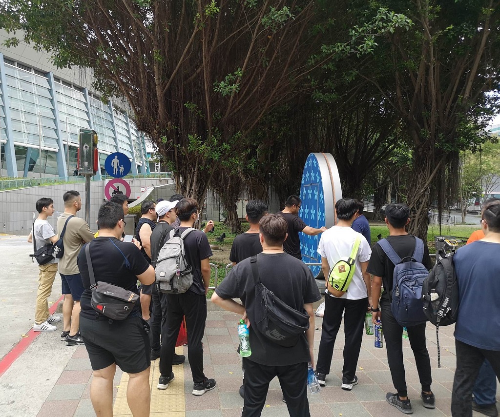 40 歲的我,到小巨蛋當排椅子工讀生