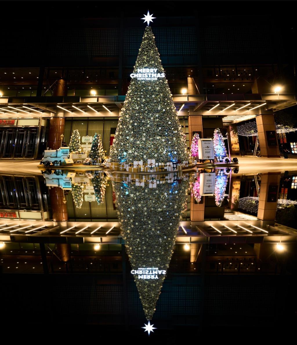 新光三越台中店12米浪漫雪花耶誕樹閃耀登場 宛如冬季星河降臨