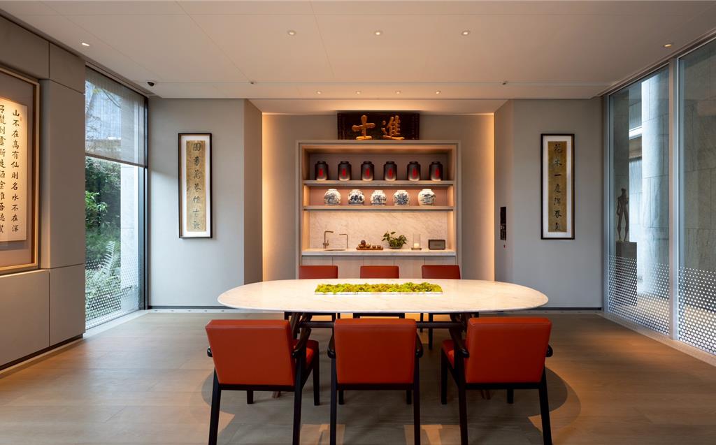 理仁柏舍茶室氛圍雅緻,牆上懸掛一幅《進士》御匾,搭配《陋室銘》為題的楷書,以文化的厚度回應現代生活的節奏。圖/曾麗芳