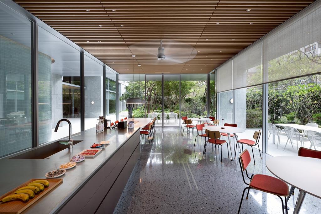 理仁柏舍規劃輕食Cafe、瑜伽室、Spa、劇院與空中花園等多元空間,依循日常生活的節奏串聯動靜需求。圖/曾麗芳