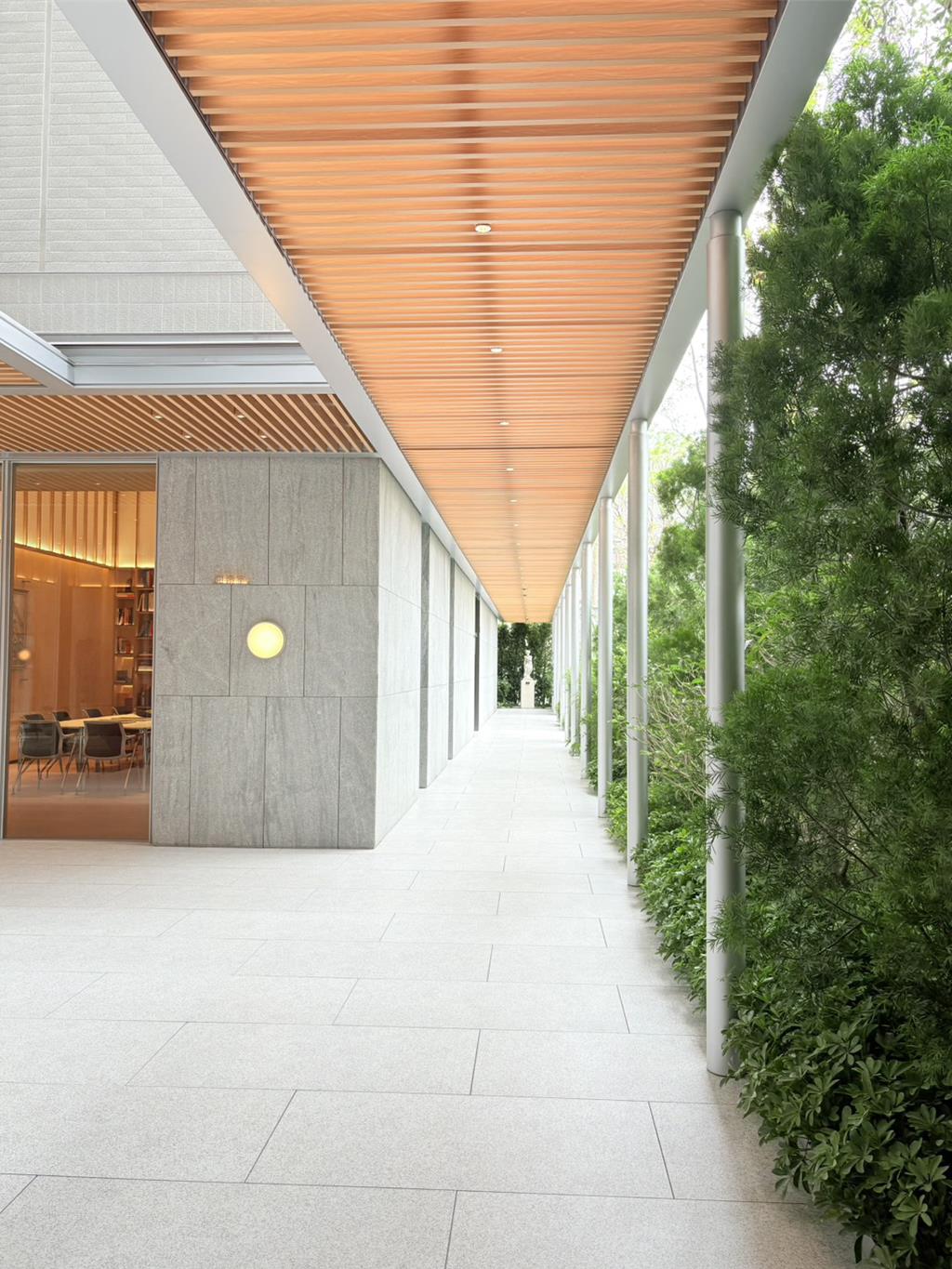 理仁柏舍公設空間的生活動線由靜至動,沿著綠意環繞的公設廊道展開。圖/曾麗芳