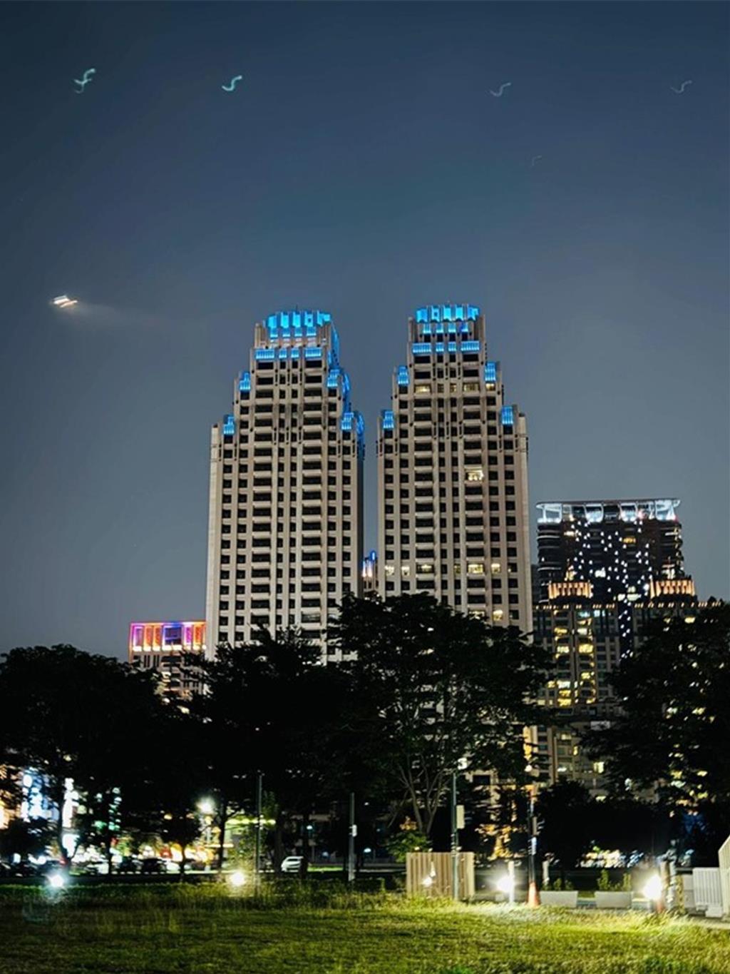 整棟豪宅為她發光！周子瑜隨TWICE返高雄開唱 建商祭「藍色燈塔」應援