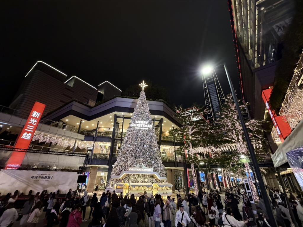 新光三越全台戶外最高耶誕樹登場！百萬顆燈泡打造浪漫燈海