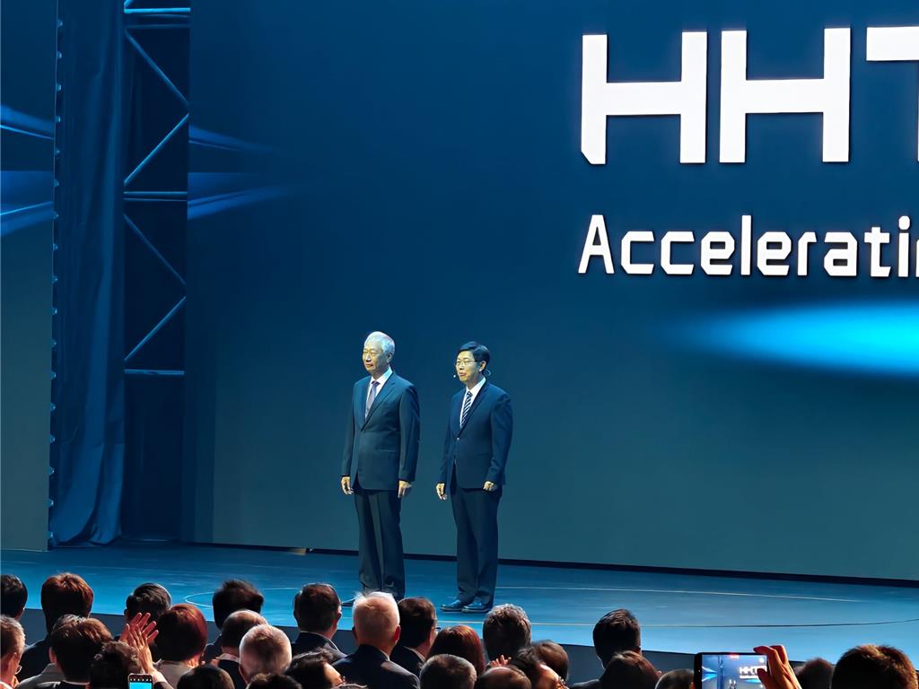 鴻海創辦人郭台銘現身2025鴻海科技日