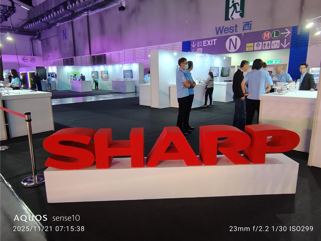 夏普參展2025鴻海科技日 亮相EV、AI、衛星通訊產品