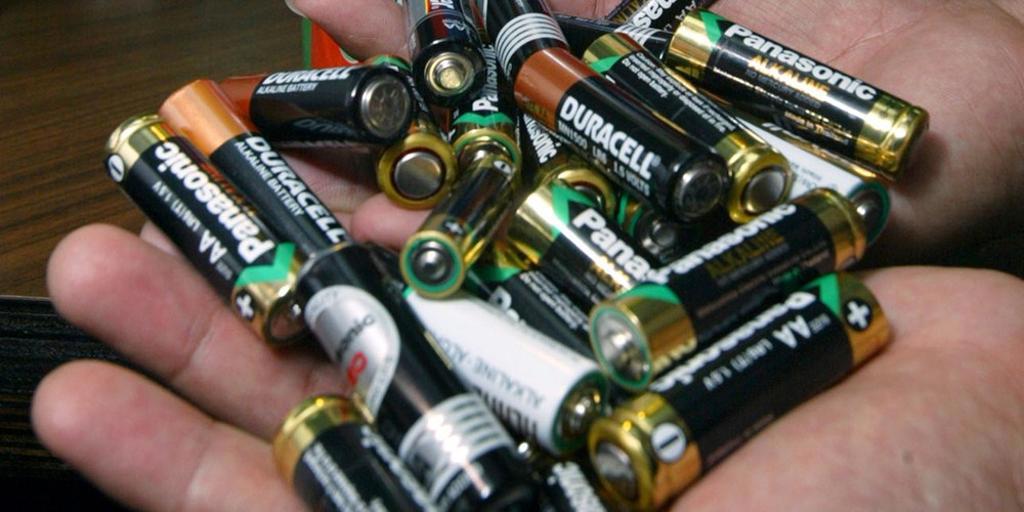 電動車心臟的「綠色淘金術」！全台最大廢電池回收廠曝光：保時捷、蘋果都找上門