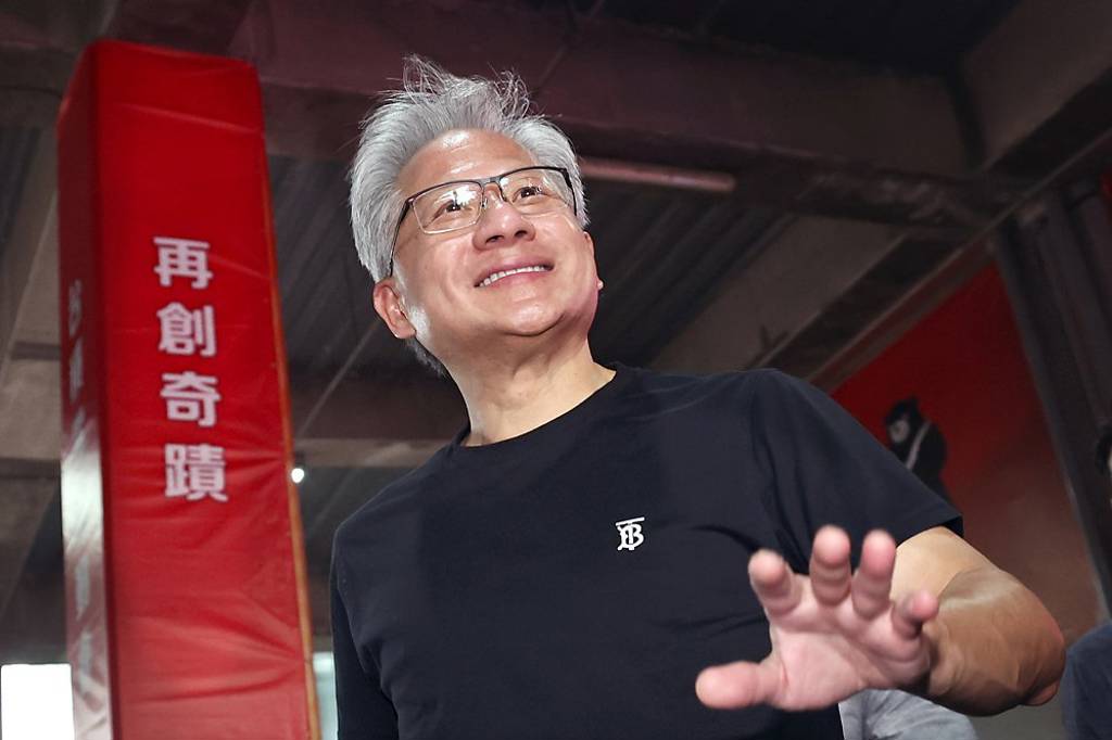 ChatGPT之後 輪到機器人上工？黃仁勳揭輝達藍圖：靠3台電腦養出1顆腦！