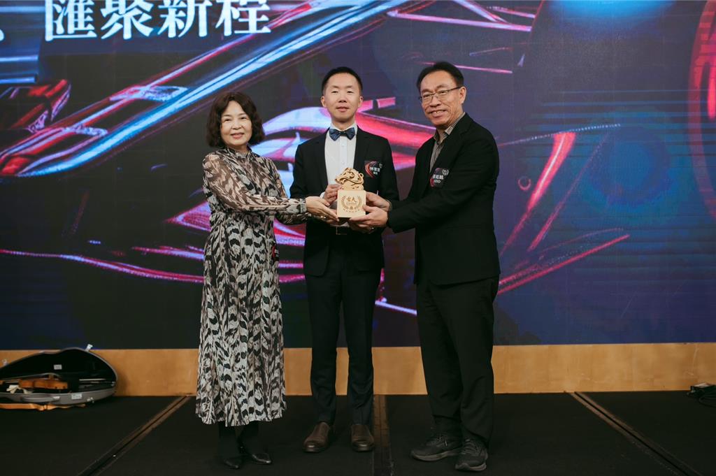 未滿30歲就月入破200萬元 上曜董座張祐銘接任台大EMBA南友會第六屆會長