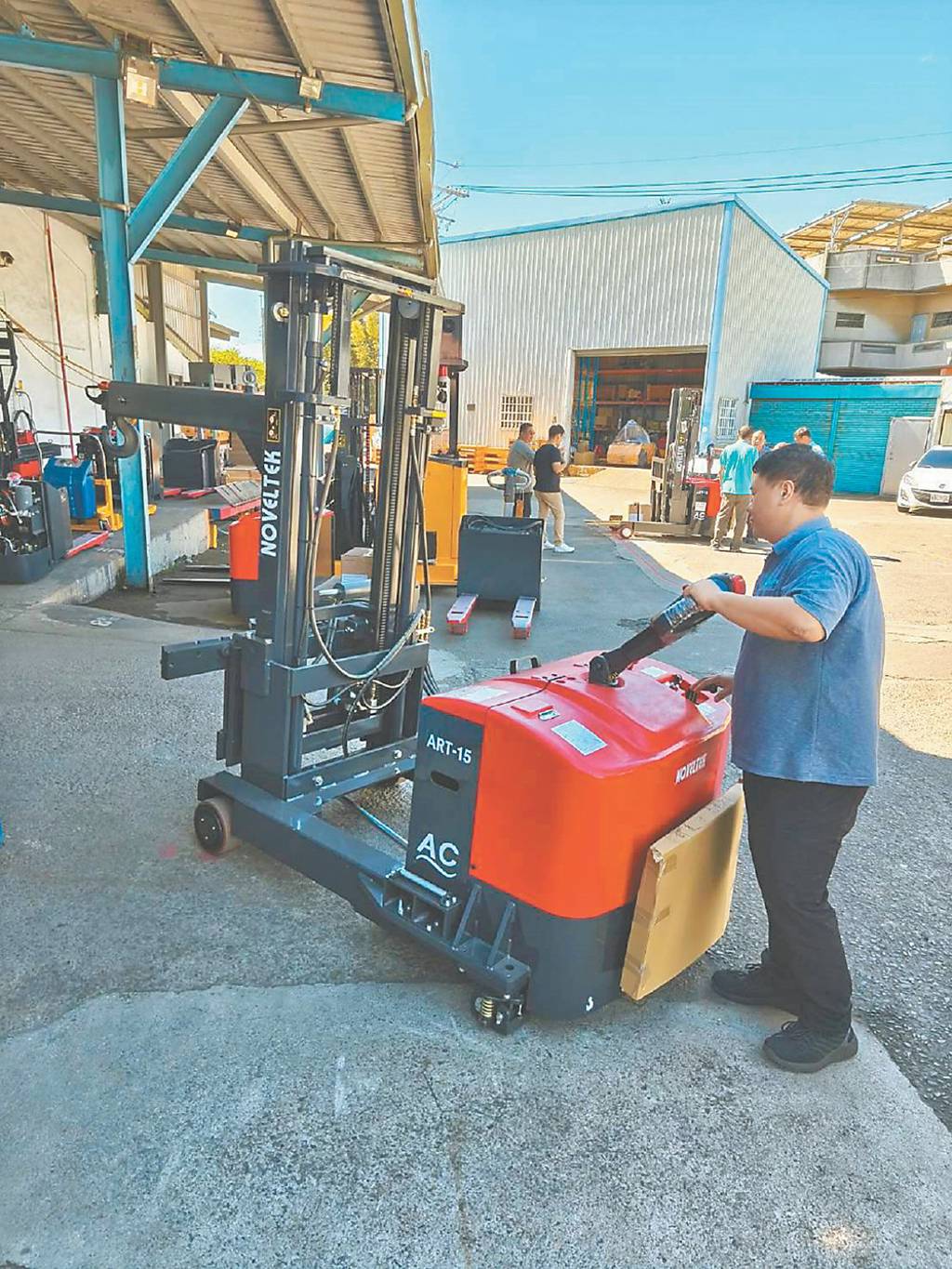 恆智重機自走式電動堆高機 吊桿再升級