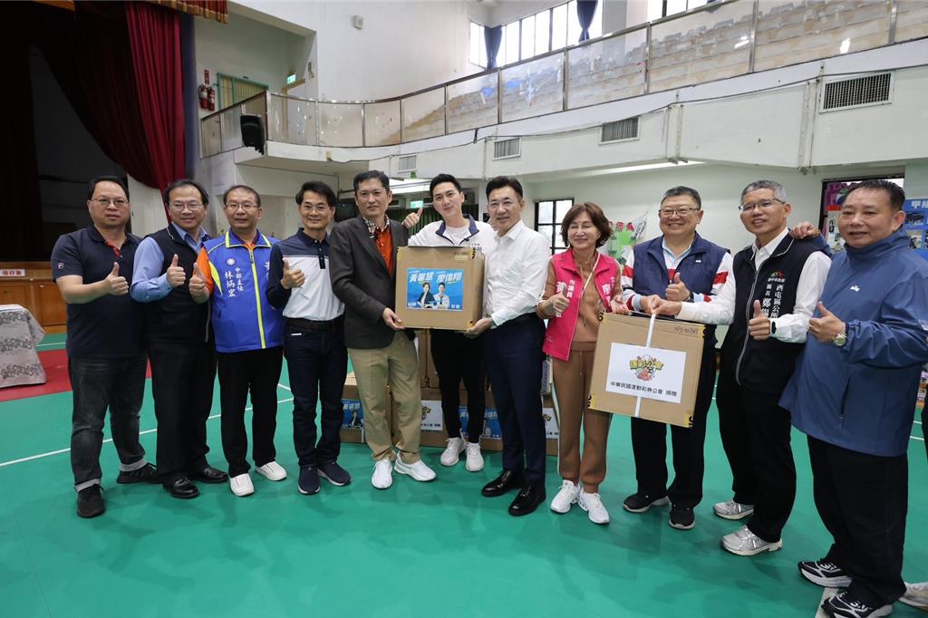 大鵬國小羽球隊橫掃6金稱霸市錦賽！運彩公會攜立委捐球助攻全國賽衝金