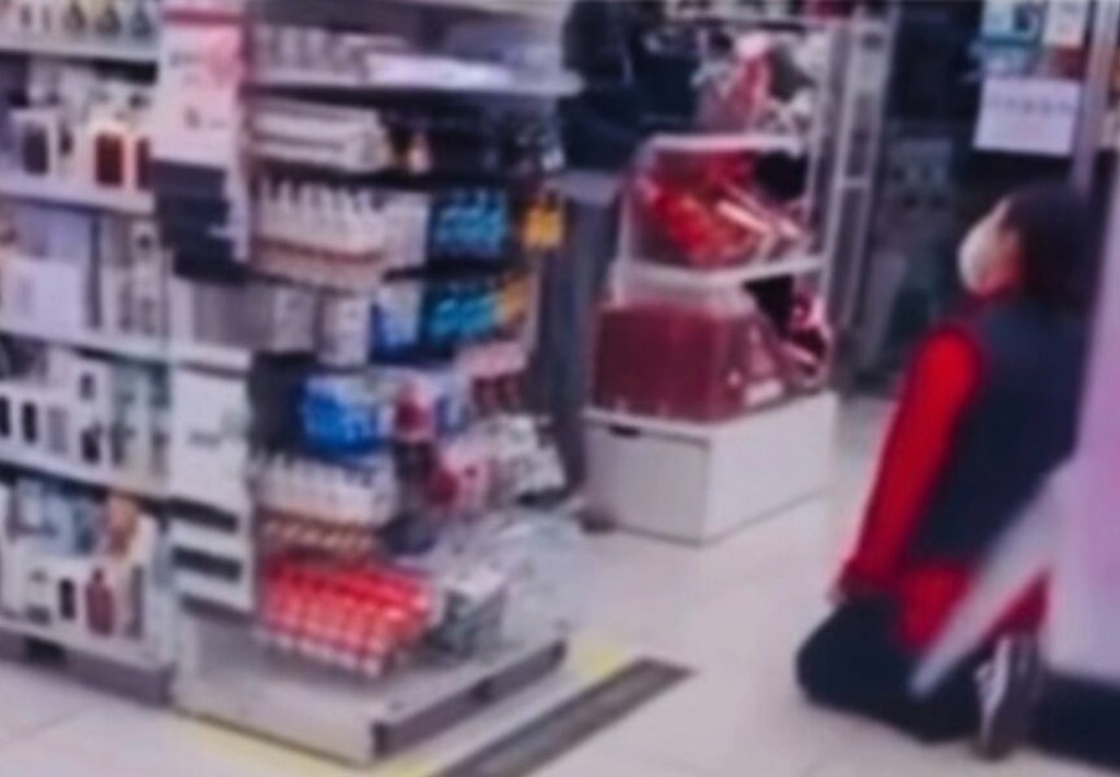 畫面曝光！小孩在店內亂跑被制止 家長罵到大創員工跪地道歉