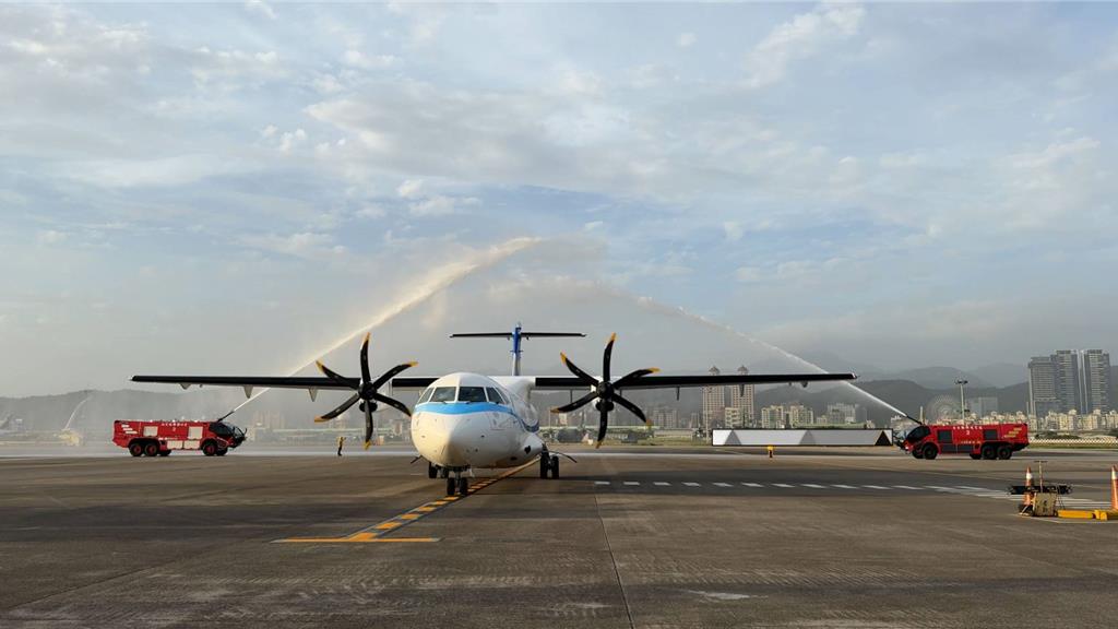 華信ATR新機B-16865抵達松機 添加SAF響應永續節能