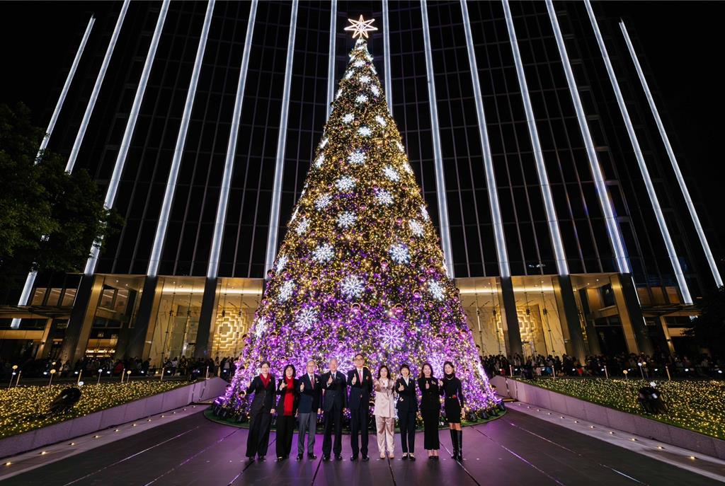 凱基金控點亮全台最高飄雪耶誕樹 以永續行動迎接公益月