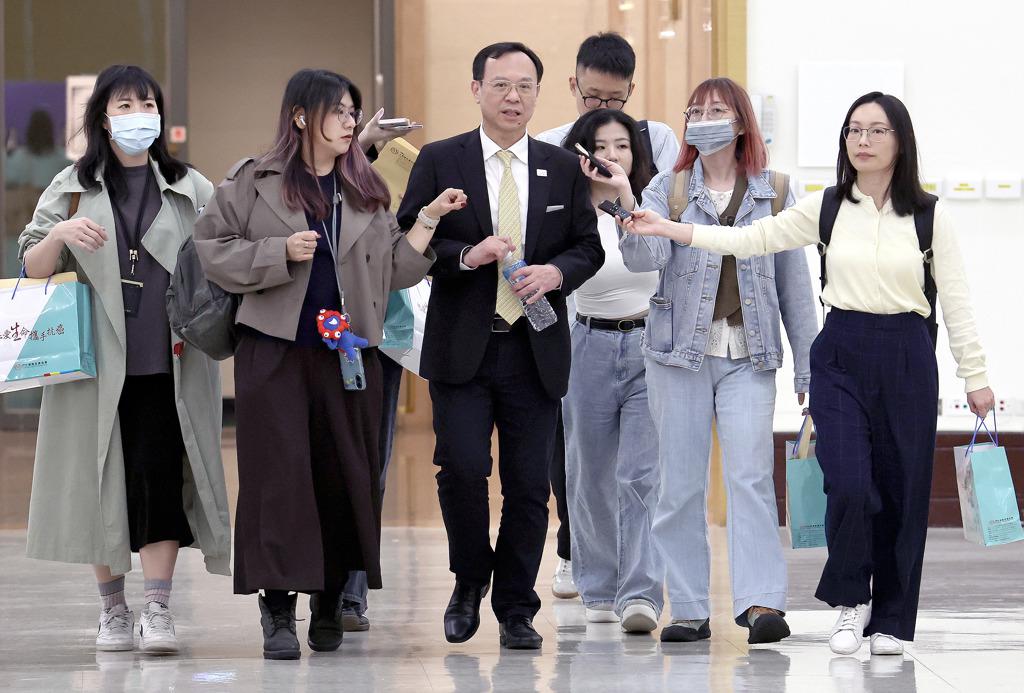 陸配家人依親用健保其他外配不行石崇良呼籲一致